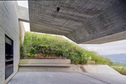 Rekonstrukce venkovského objektu doplněná betonovou přístavbou, Jordi Hidalgo Tané