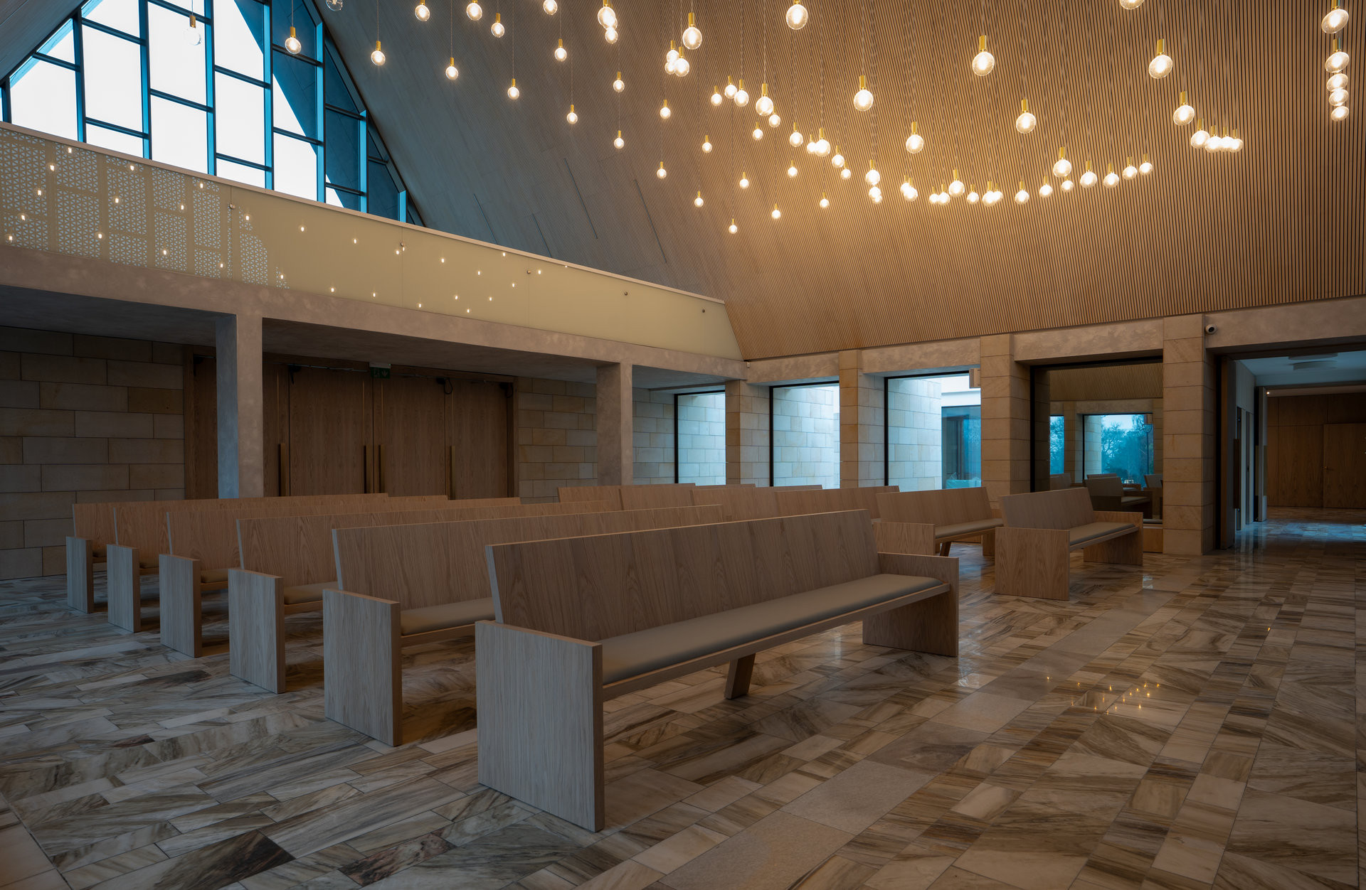 Interiér obřadní síně s akustickými panely Novatop (Rekonstrukce obřadní síně v Přerově; KT architekti)