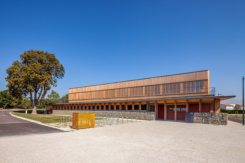 R2k architecte: tělocvična ve francouzském Crestu (2012); dřevěná rámová konstrukce s výplní ze slaměných balíků