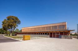 R2k architecte: tělocvična ve francouzském Crestu (2012); dřevěná rámová konstrukce s výplní ze slaměných balíků