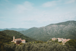 Klášterní areál pochází z konce 15. století a vyhlíží k vesnici Santa-Lucia di Tallano.