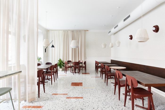 Kavárna propojuje estetiku s funkčností, a navíc nabízí různá zákoutí, kde si každý kavárenský povaleč najde své místo.