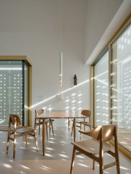 Stínící lamely vytvářejí v interiéru meditativní atmosféru. (Dům Oskar, Jan Žaloudek)