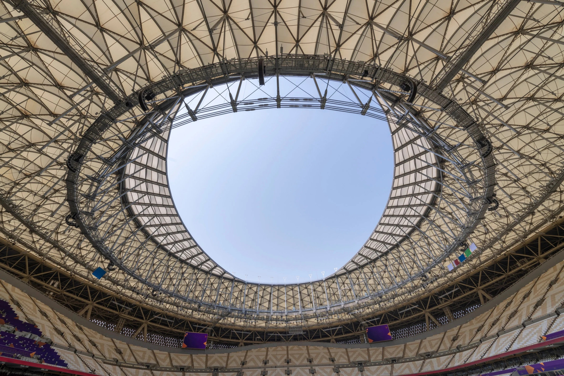 Stadion se nachází v nově budovaném městě Lusail, kde najdeme také závodní okruh Formule 1 pro pořádání Velké ceny Dauhá. Právě zde se 18. prosince odehraje finálové utkání.