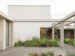 Pohled do betonových arkád a jak se připojují k domu. (Rodinný dům v Záhorských sadech, ČECHVALA ARCHITECTS)