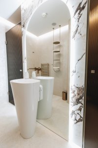 Pohled do koupelny (Kancelářské prostory v Bratislavě; Zuzana Basandová z ateliéru ZURI Architecture)
