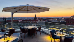 Zpřístupnila se teprve nedávno a na drink sem může přijít kdokoliv, není vyhrazena jen pro hotelové hosty. Otevřeno je denně od čtyř odpoledne do deseti večer.