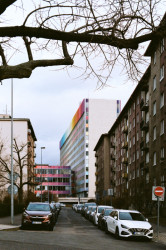 Studie budovy pochází z roku 1964, tehdy s ní architektky Zdenka Smítková (později Nováková) a Dagmar Šestáková vyhrály architektonickou soutěž. Mezi kanonické stavby poválečné doby vešla zejména pro svou očividnou inspiraci americkými mrakodrapy. V knihách věnovaných architektuře této doby je ale raritní taky tím, že ji navrhly dvě ženy a navíc záhy po absolutoriu vysoké školy.