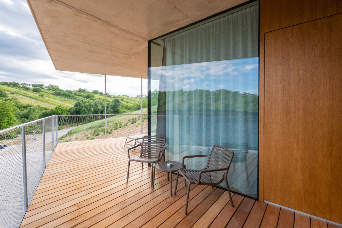 Pohled na jednu z větších lodžií. (ARTEVINI Resort & Winery u Velkých Pavlovic; znamení čtyř – architekti)