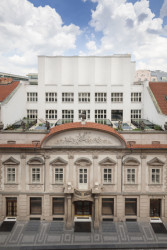 Palác Špork v centru Prahy má víc tváří. Barokní část z 18. století, do ní vložil svojí stavbu Josef Gočár ve 20. letech století dvacátého. O sto let později přišel architekt Stanislav Fiala, který obě staré části obnovil a propojil novými elementy.