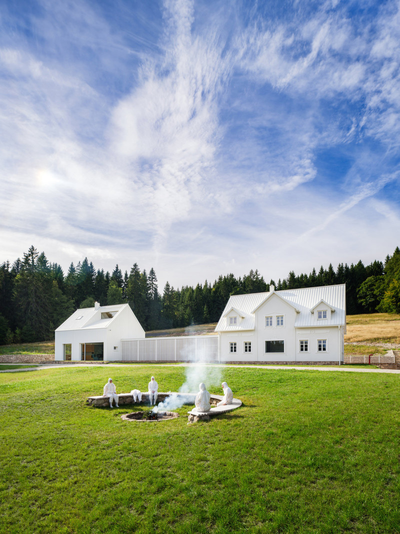 Rekonstrukce původního stavení pomohla vrátit místu život. (Zářivý sudetský dům; No Architects)