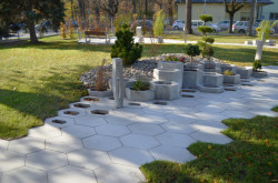 Park společnosti SVCS Process Inovation ve Valašském Meziříčí s mobiliářem H-E-X od PRESBETON, Next Level Studio/ Michal Kutálek.