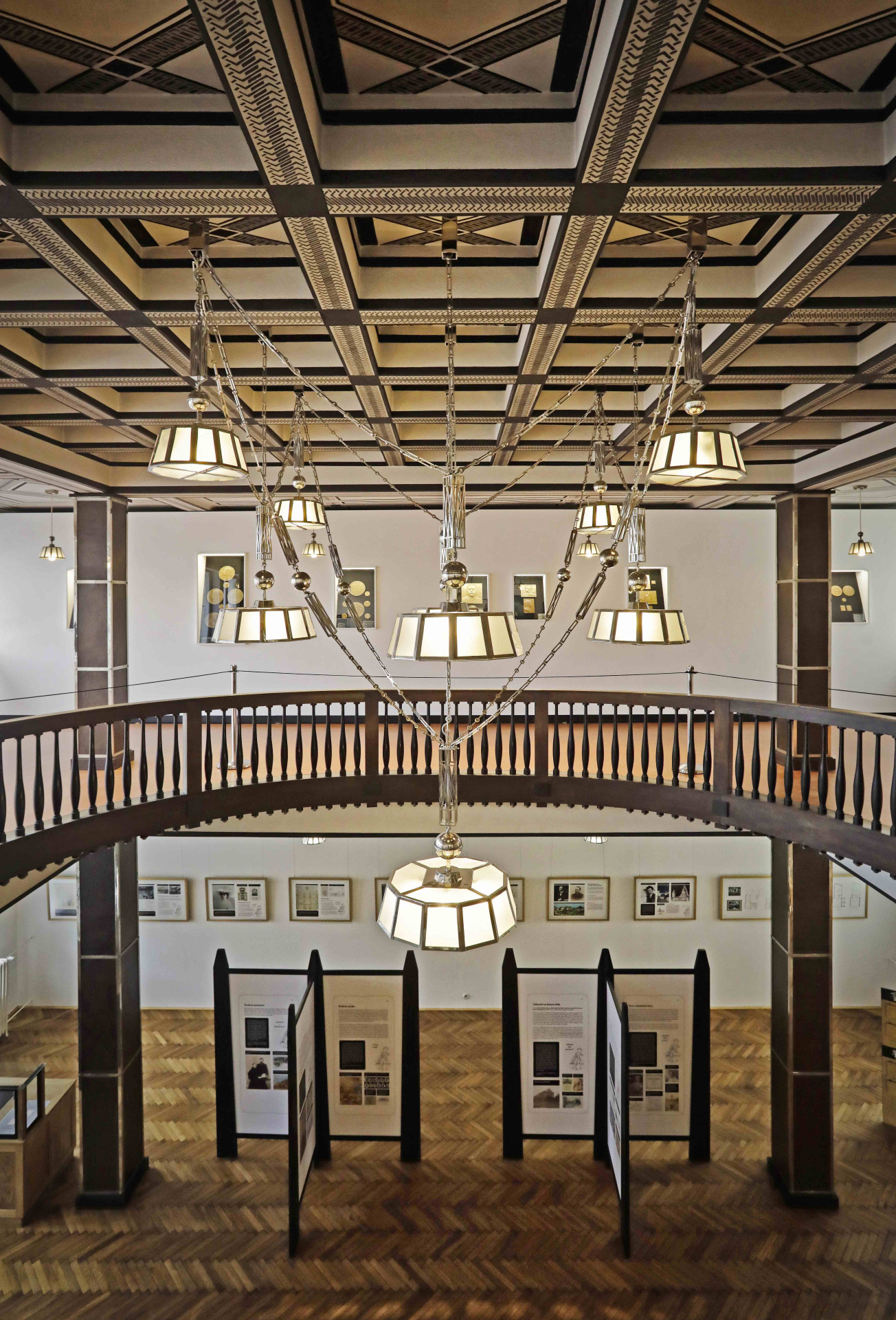 Vstupuje se do haly, které dominuje lustr od Josefa Gočára