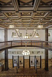 Vstupuje se do haly, které dominuje lustr od Josefa Gočára