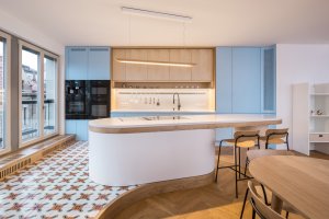 Studio No Architects navrhlo v novostavbě v Praze hravý interiér