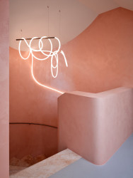 Rekonstrukce kladla důraz na atraktivní společné prostory, tím jsou v domě hlavně schodišťová šachta a chodby. (Rekonstrukce pavlačového domu v Praze-Nuslích, Plus One Architects) 