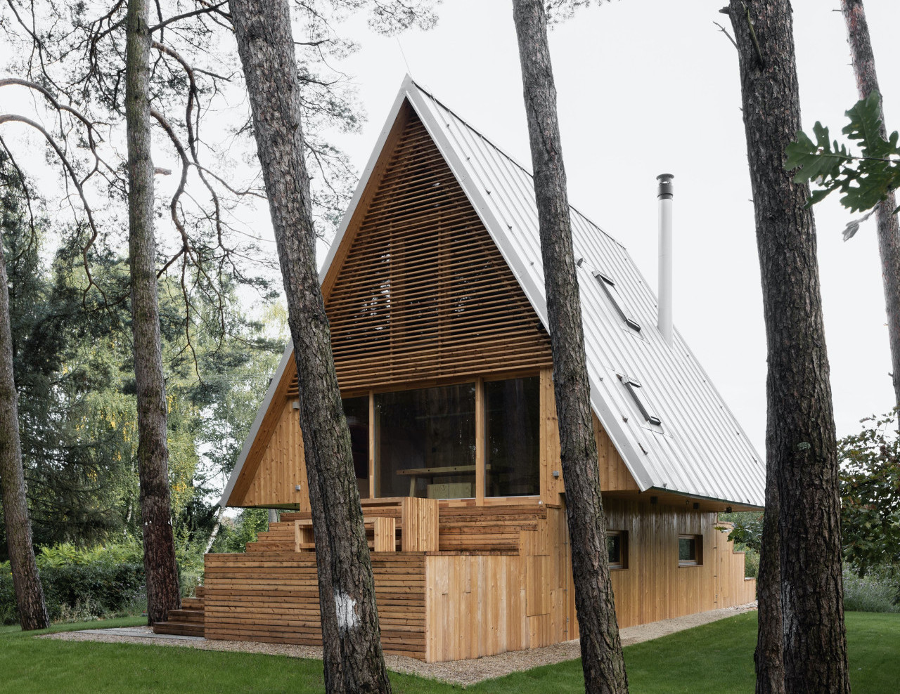 Architekti Martin Maňo a Tomáš Amtmann navrhli na břehu slovenské vodní nádrže Horná Studená Voda dřevěnou chatu