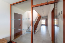 Vstup do bytového domu (Obytný soubor Dolina v Lysolajích, knesl kynčl architekti)