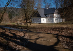 Mezi nejcennější domy z pohledu historie a architektury patří bývalá pašerácká chalupa ze 17. Století. Manželé Tereza a Michal Hoškovi ji proměnili v butikový hotel zvaný V Bezovém údolí. 
