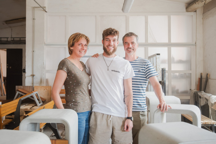 Urbania je rodinná firma, která působí přes dvě desetiletí v oblasti navrhování a výroby prvků městského mobiliáře.