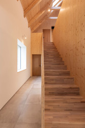 Z hlediska provozu je dům rozdělený na dvě samostatné jednotky. (Rodinný dům v Dehtárech, SP-AM)