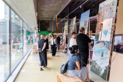 Foto z vernisáže bienále. Téma Nature of Hope prezentuje nejen klasickými „panely“, ale také
multimediálními prezentacemi, modely či uměleckými objekty.