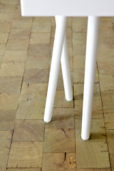 Cyklobutik L27, P6PA+Architects: Špalíková dlažba ošetřená voskem kontrastuje s bílou podlahou v přední části