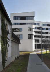 Aulík Fišer architekti realizovali polyfunkční dům v Libni, který reaguje na urbanisticky nejednotnou městskou zástavbu