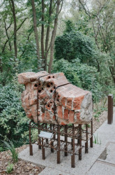 Ateliéry archigrest a topoScape proměnily skládku ve Varšavě na park.