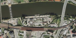 Ortofotomapa z roku 2011 zobrazující panelárnu necelé dva roky před ukončením výroby. Na obrázku je přibližně vyznačeno dnešní území panelárny.