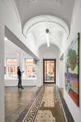 Interiér Galerie Karpuchina v Praze od studia Plus One Architects