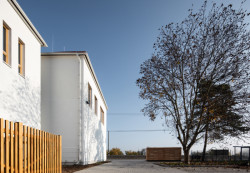 Rekonstrukce mateřské školy Polánka, ateliér CL3: Budova mateřské školy se do ulice obrací jako jednoduše členěný patrový objekt, směrem do zahrady je její silueta členitější