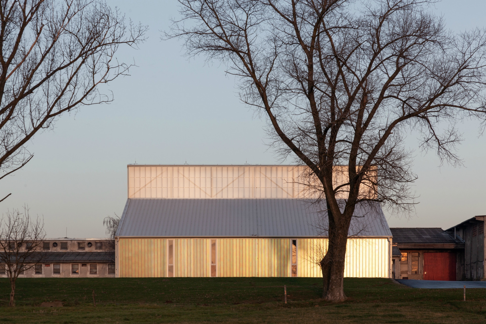 White Shed - zemědělské dílny Opatov, Atelier 111 architekti/ Veronika Indrová, Jiří Weinzettl