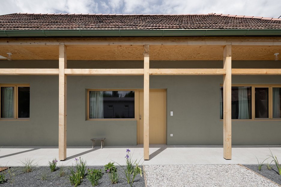 Nízkonákladová rekonstrukce dělnického domku v okresním městě Šaľa od ORA Architekti