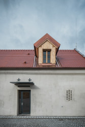 Nový vstup (Komunitní centrum v bývalé stodole, studio Raketoplán)