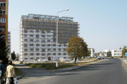 gutgut, Panelák v Rimavskej Sobote, stav v průběhu rekonstrukce - foto