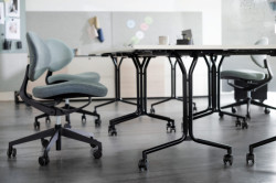 Židle motiv designéra Andrease Korba se každému přizpůsobí sama.