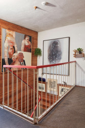 Obytné pokoje se nacházejí v patře, do něhož se vychází po schodišti.