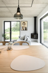 Pohled do obývacího pokoje od jídelního stolu (Interiér rodinného domu v Popůvkách, Atel!er)