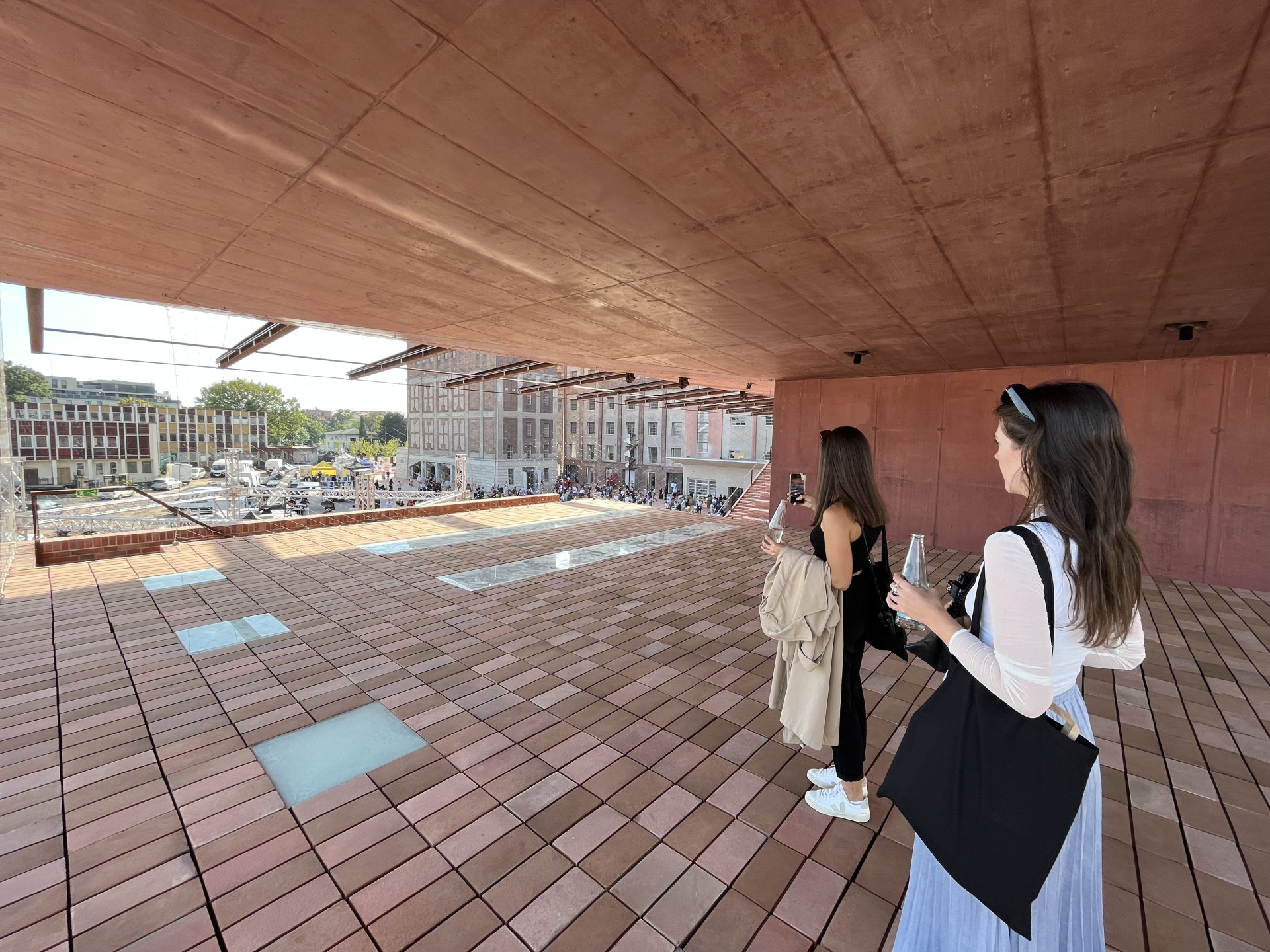 Mezi horní a spodní částí nové budovy se nachází terasa.