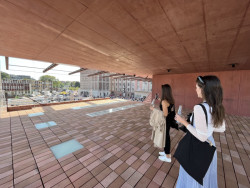 Mezi horní a spodní částí nové budovy se nachází terasa.