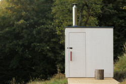 S chatou ji spojuje minimalistický design. (Chata Bebech, JANSELF STUDIO)