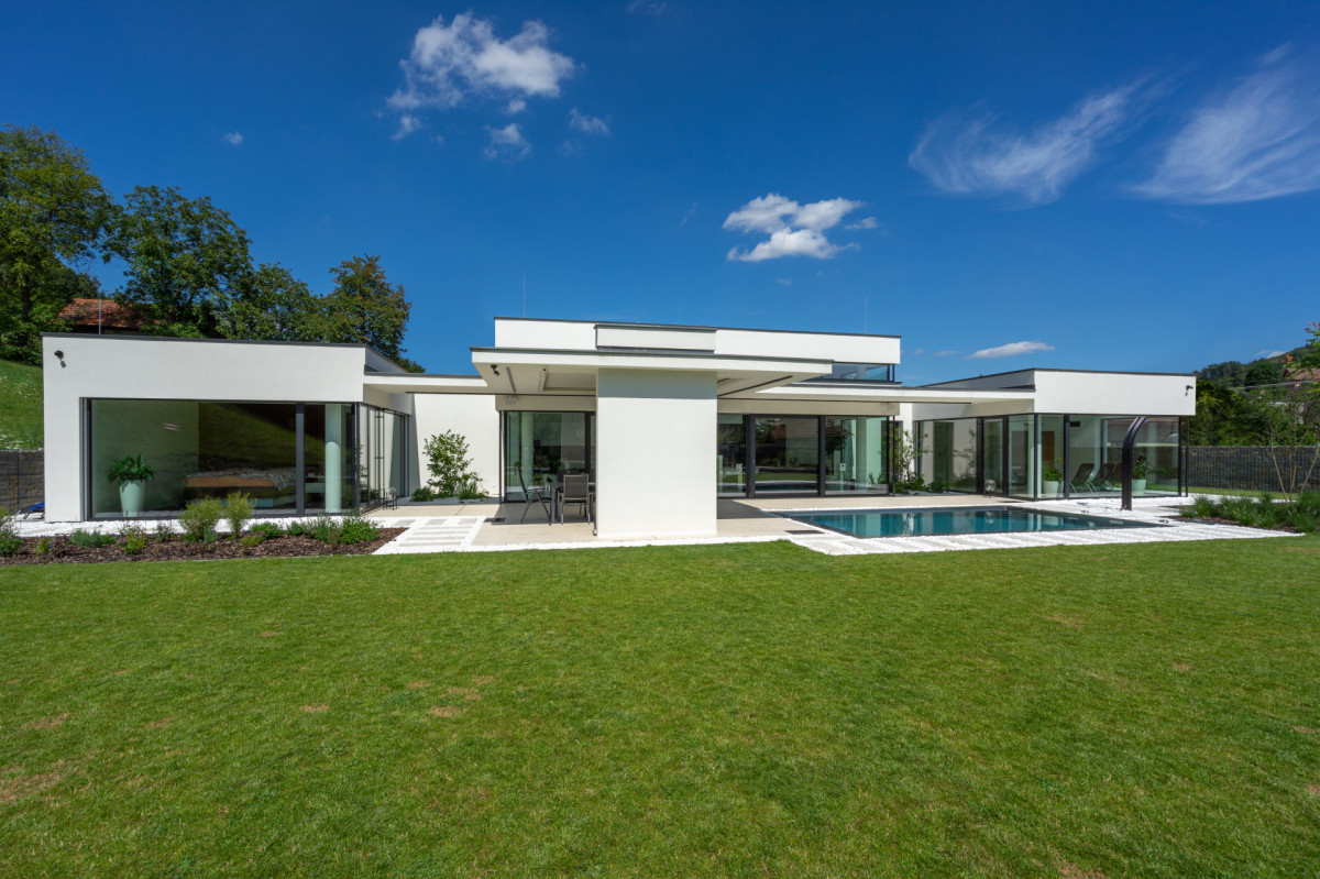 Hlavními výhledy je vila orientována směrem na západ do relaxační části zahrady s terasami a exteriérovým bazénem (Villa Všemina; Kareš Arch)