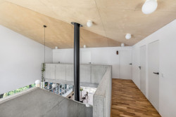 Dům ve Zlíně dokazuje, že i na svahu může být pohodlný dům se snadným přístupem na zahradu.