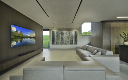 Na prvním podlaží jsou umístěny hlavní obytné prostory.