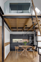 Boq architekti - Dům u rybníka: Dole najdeme kuchyň s jídelním stolem