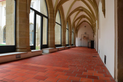 Dlažba v klášteře v Levoči z mačkaných půdovek vyhotovených jako repliky těch původních