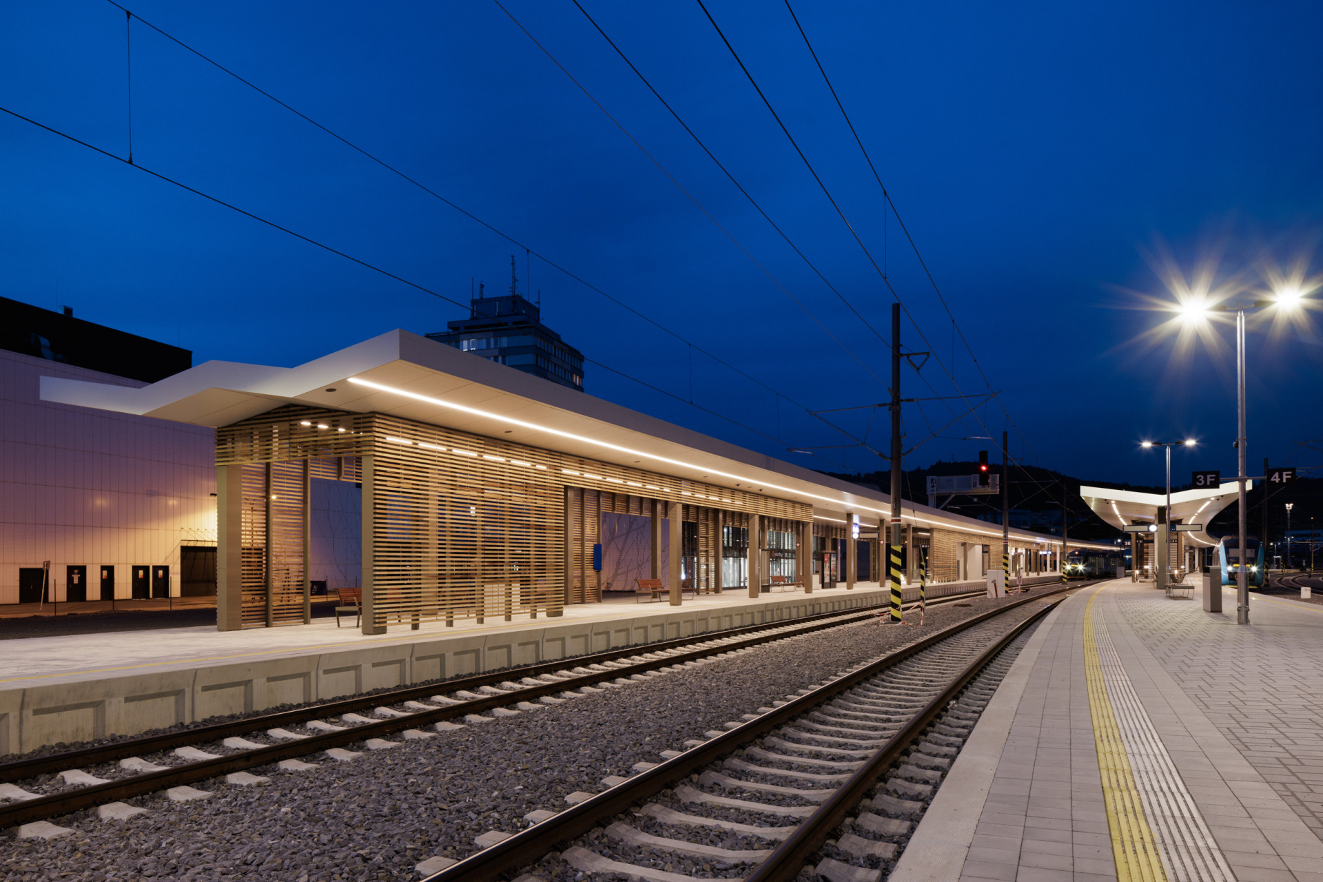 Nádraží ve Vsetíně má nové přístřešky.