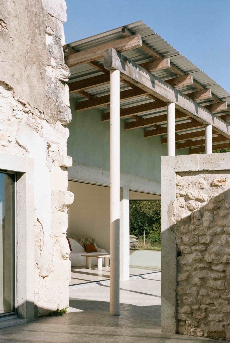 Konverze starého statku, Martin Migeon Architecture: Způsob rekonstrukce připomíná archeologický způsob odkrývání a doplňování jednotlivých vrstev.