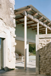 Konverze starého statku, Martin Migeon Architecture: Způsob rekonstrukce připomíná archeologický způsob odkrývání a doplňování jednotlivých vrstev.